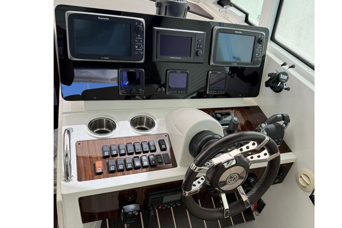 2012 Cruisers Yachts 42 