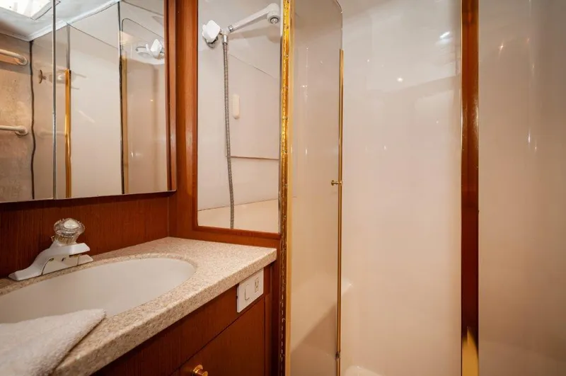 No Name Yacht Photos Pics 1998 Ocean Yachts 48 Super Sport Master Head