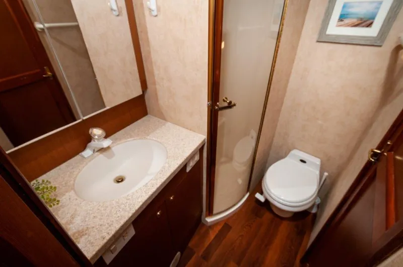 No Name Yacht Photos Pics 1998 Ocean Yachts 48 Super Sport VIP Head