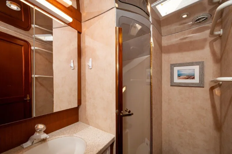 No Name Yacht Photos Pics 1998 Ocean Yachts 48 Super Sport VIP Head 2