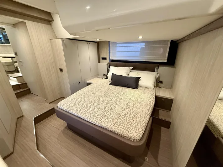  Yacht Photos Pics Cranchi 60 ST - Master cabin