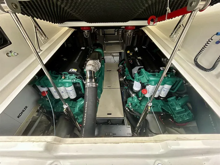  Yacht Photos Pics Cranchi 60 ST - Engine room