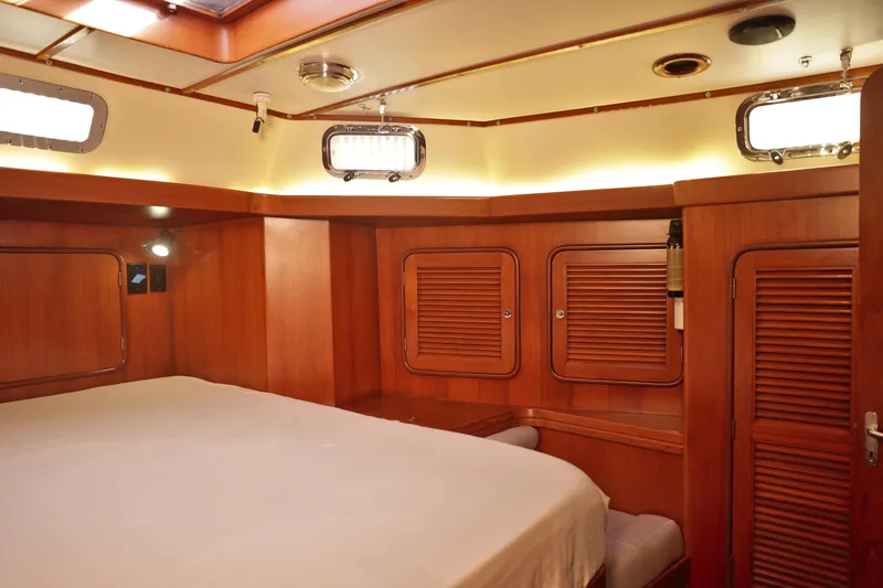 Oleta Yacht Photos Pics Luxurious 2005 Tayana 48 yacht cabin with wooden interior and cozy bed.