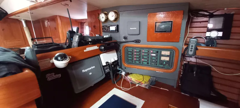 Roxanne Yacht Photos Pics Interior of 1990 Beneteau Oceanis Clipper 500 yacht with navigation equipment and control panel.