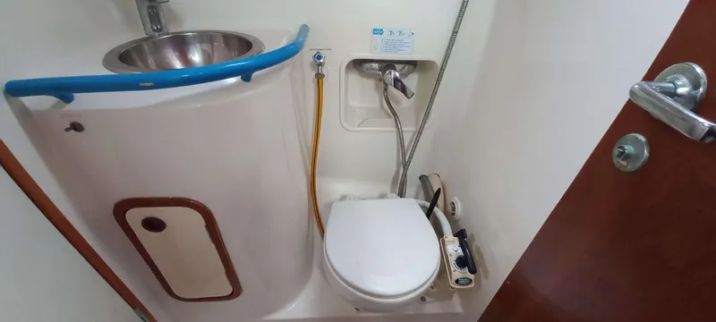 Roxanne Yacht Photos Pics Compact bathroom in a 1990 Beneteau Oceanis Clipper 500 yacht, featuring a sink and toilet.