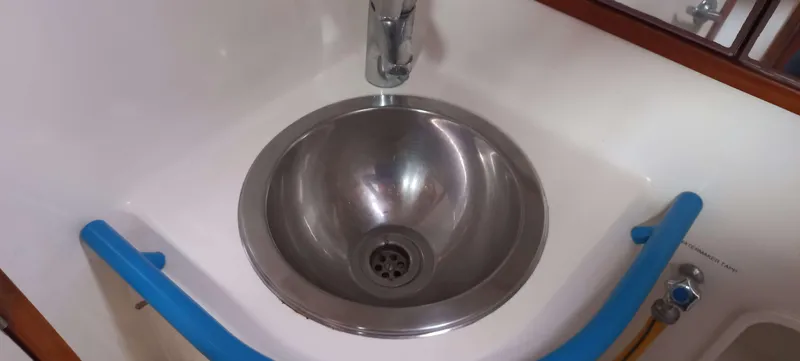 Roxanne Yacht Photos Pics Stainless steel sink in 1990 Beneteau Oceanis Clipper 500 yacht bathroom.