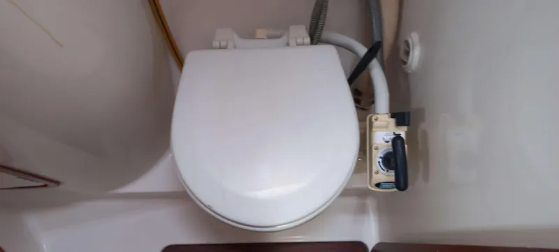 Roxanne Yacht Photos Pics Toilet in 1990 Beneteau Oceanis Clipper 500 yacht bathroom.