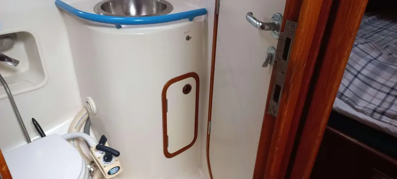 Roxanne Yacht Photos Pics Interior of 1990 Beneteau Oceanis Clipper 500 yacht bathroom with sink and toilet.