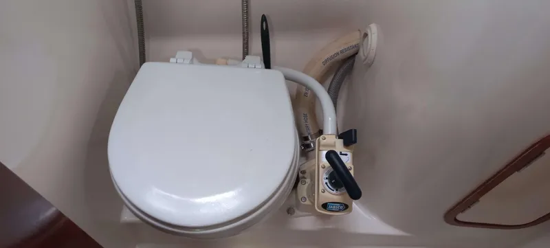 Roxanne Yacht Photos Pics Toilet in 1990 Beneteau Oceanis Clipper 500 yacht bathroom.