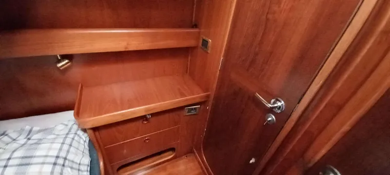 Roxanne Yacht Photos Pics Wooden interior cabin of 1990 Beneteau Oceanis Clipper 500 sailboat.