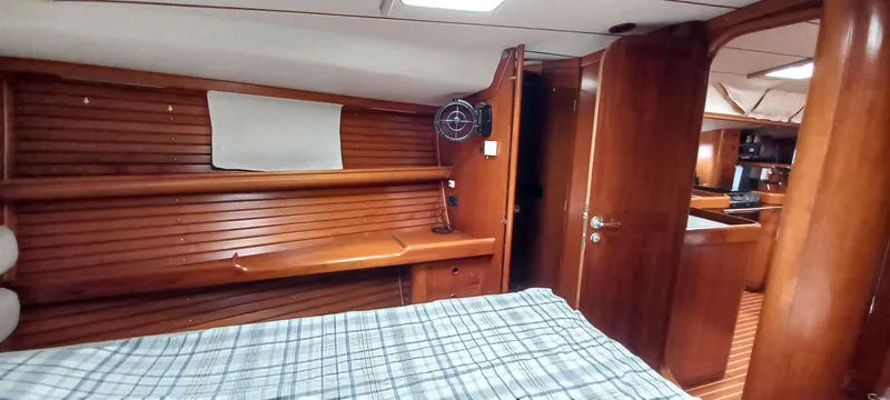 Roxanne Yacht Photos Pics Interior of 1990 Beneteau Oceanis Clipper 500 yacht with wooden finish and cozy cabin.
