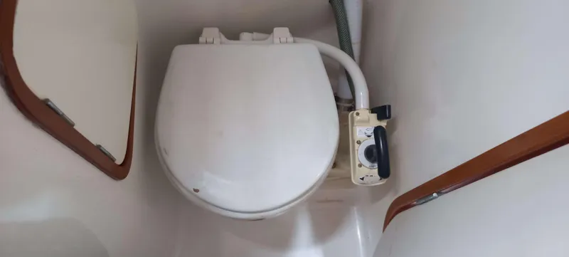 Roxanne Yacht Photos Pics Toilet in 1990 Beneteau Oceanis Clipper 500 yacht bathroom.