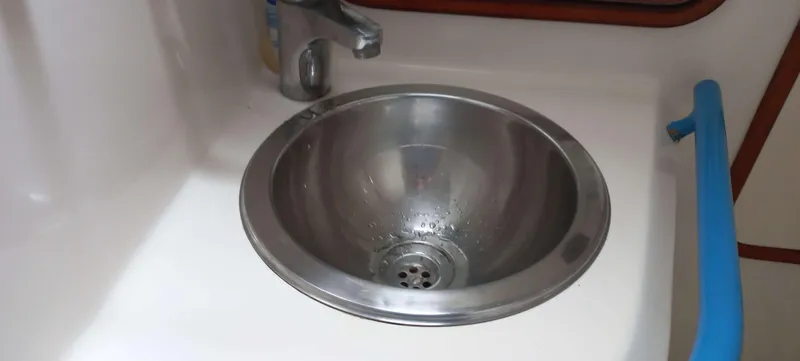 Roxanne Yacht Photos Pics Stainless steel sink in 1990 Beneteau Oceanis Clipper 500 yacht bathroom.