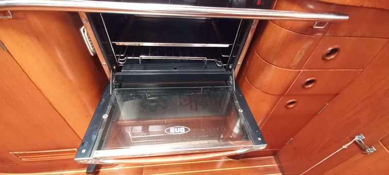Roxanne Yacht Photos Pics Open oven in the galley of a 1990 Beneteau Oceanis Clipper 500 yacht.