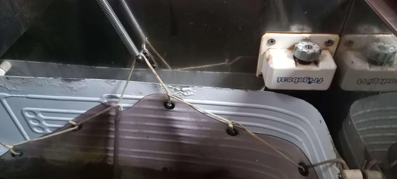 Roxanne Yacht Photos Pics Interior view of a 1990 Beneteau Oceanis Clipper 500 yacht, showcasing mechanical components.