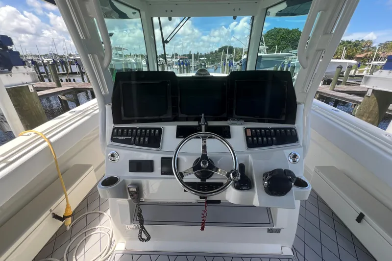 Five Wahoos Yacht Photos Pics HCB 42 Five Wahoos - Helm