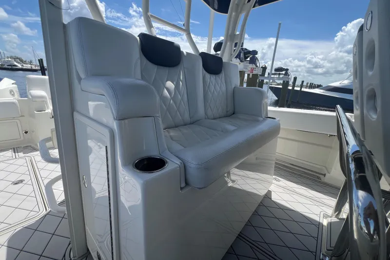 Five Wahoos Yacht Photos Pics HCB 42 Five Wahoos - Helm