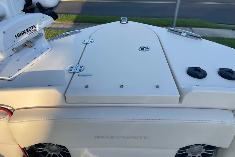  Yacht Photos Pics 2021 Grady-White Freedom 275 boat deck with Minn Kota Terrova motor.