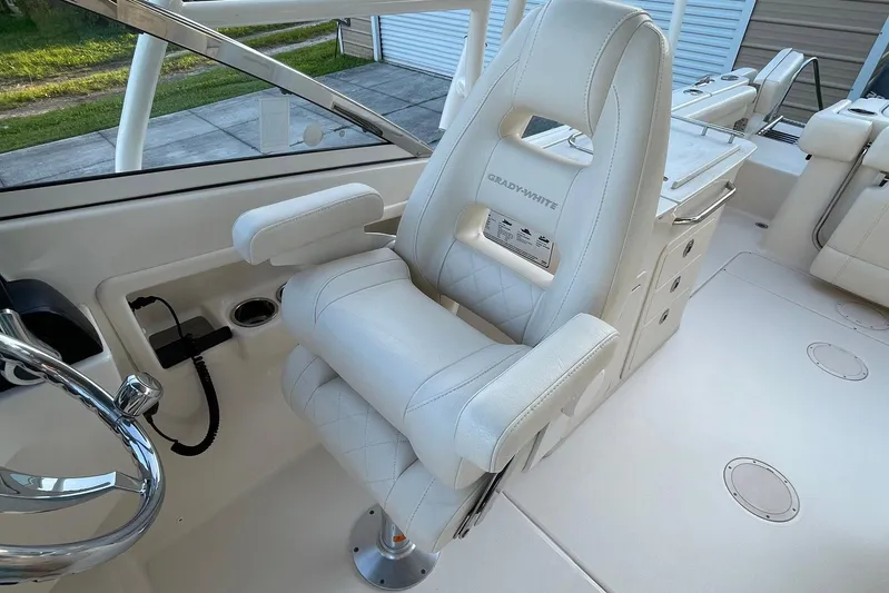  Yacht Photos Pics Captain's chair on 2021 Grady-White Freedom 275 boat, featuring luxurious white upholstery.