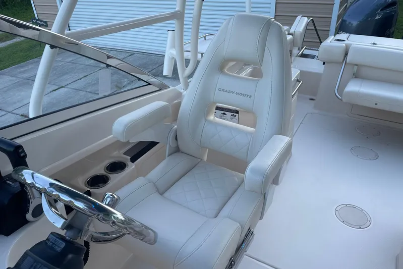  Yacht Photos Pics 2021 Grady-White Freedom 275 boat interior with luxurious seating and steering wheel.
