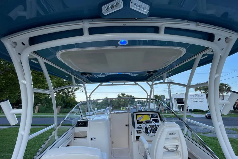  Yacht Photos Pics 2021 Grady-White Freedom 275 boat interior with helm and seating area.