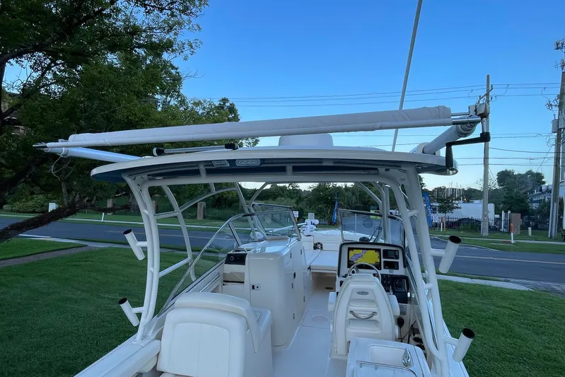  Yacht Photos Pics 2021 Grady-White Freedom 275 boat with open cockpit and modern navigation equipment.