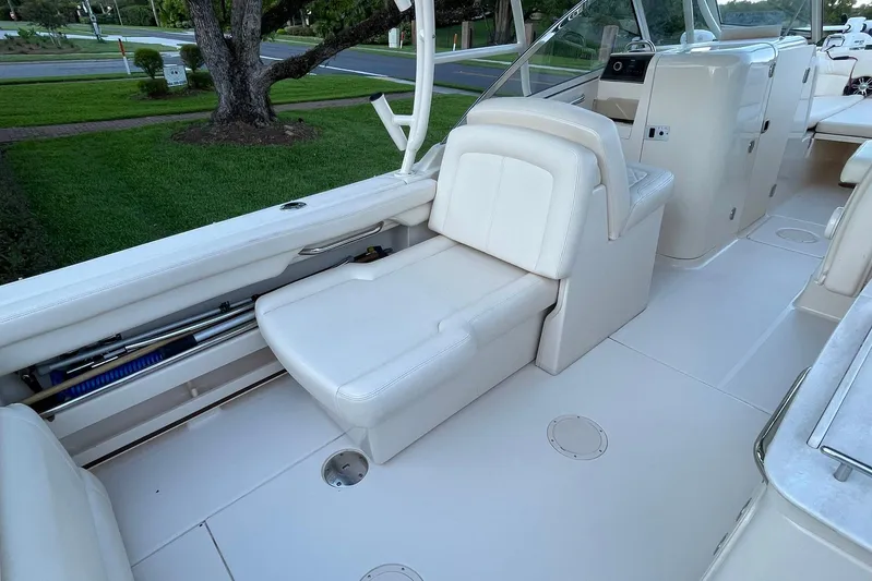  Yacht Photos Pics 2021 Grady-White Freedom 275 boat interior with white seating and console.