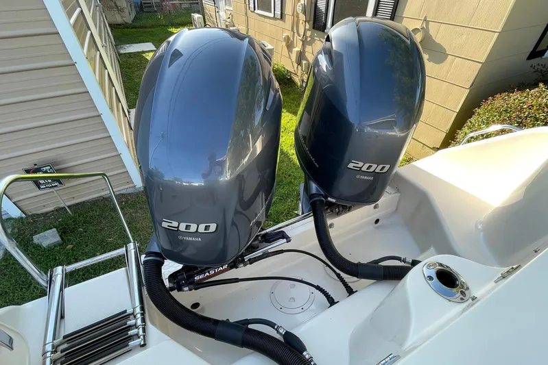  Yacht Photos Pics Twin Yamaha 200 engines on a 2021 Grady-White Freedom 275 boat, parked outdoors.