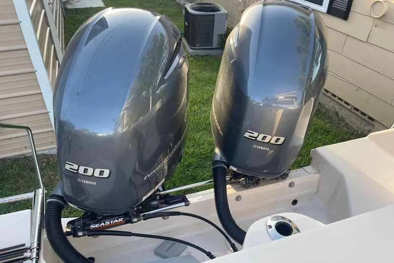  Yacht Photos Pics Twin Yamaha 200 outboard engines on a 2021 Grady-White Freedom 275 boat.