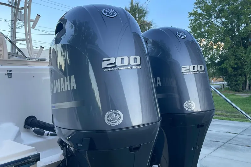  Yacht Photos Pics Twin Yamaha 200 engines on a 2021 Grady-White Freedom 275 boat.