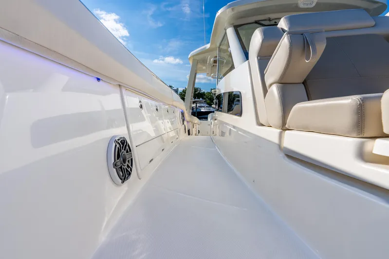 Gugui Yacht Photos Pics 2024 Boston Whaler 420 Outrage boat interior with luxurious seating and sleek design.