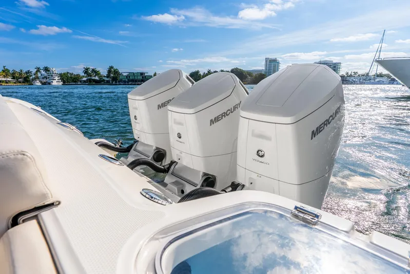 Gugui Yacht Photos Pics 2024 Boston Whaler 420 Outrage with triple Mercury outboard engines on water.