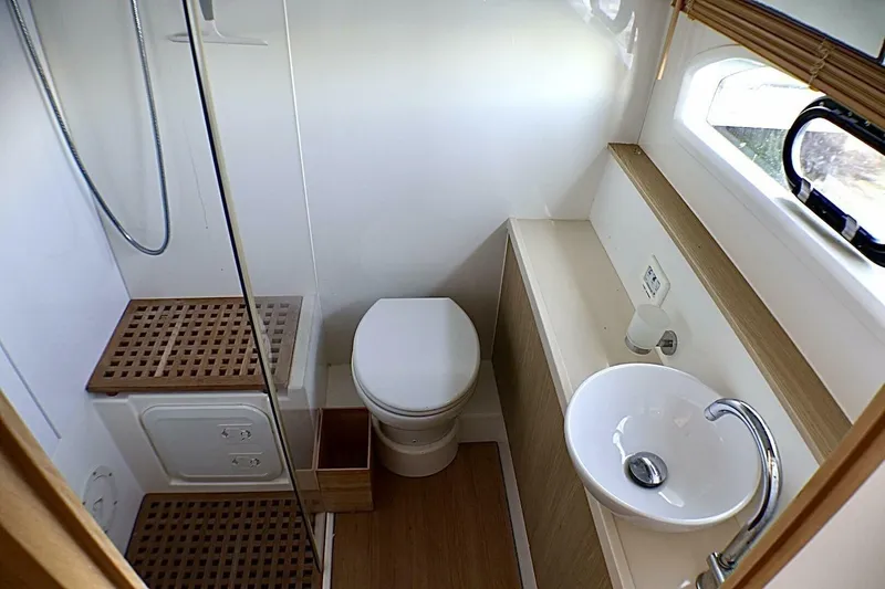 Mimi's Oasis Yacht Photos Pics 2018 Aquila 44 Catamaran- VIP (Port) Head