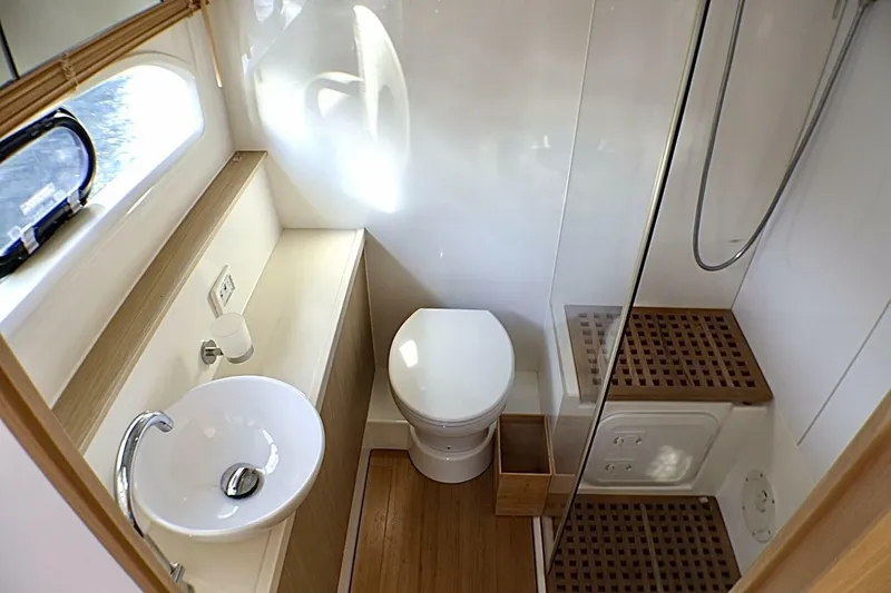 Mimi's Oasis Yacht Photos Pics 2018 Aquila 44 Catamaran- VIP (STBD) Head