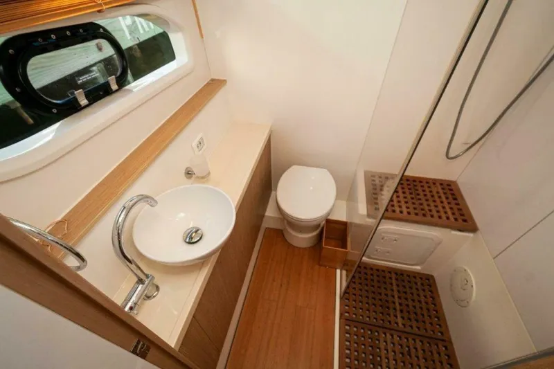 Mimi's Oasis Yacht Photos Pics 2018 Aquila 44 Catamaran- VIP (STBD) Head