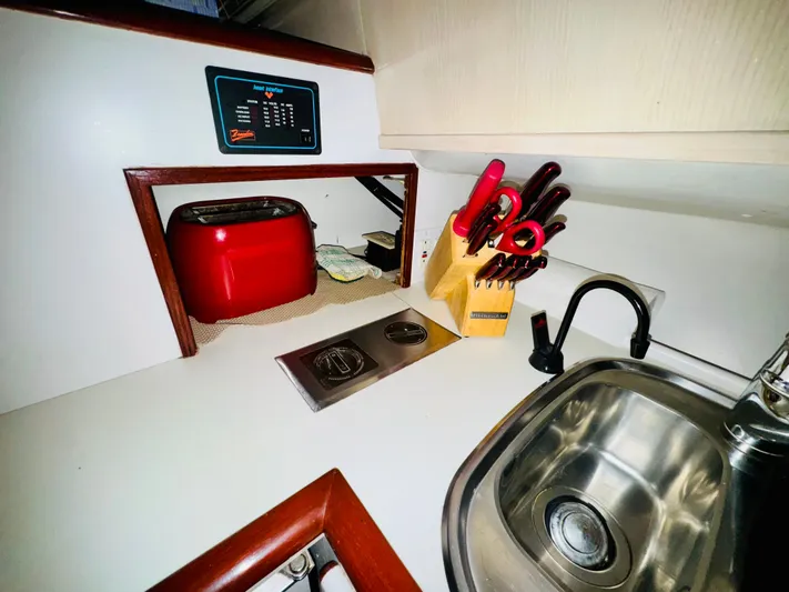 Ten To Eight Yacht Photos Pics 