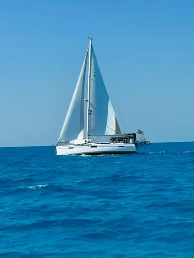 Makana Yacht Photos Pics Sailboat Catalina 425, 2022 model, cruising on clear blue ocean waters.