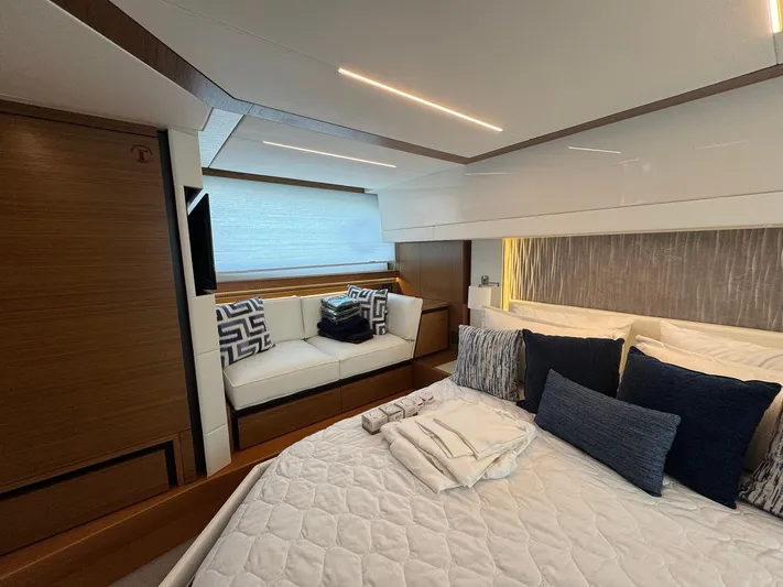  Yacht Photos Pics 2022 TIARA YACHTS 49 COUPE - Image 24