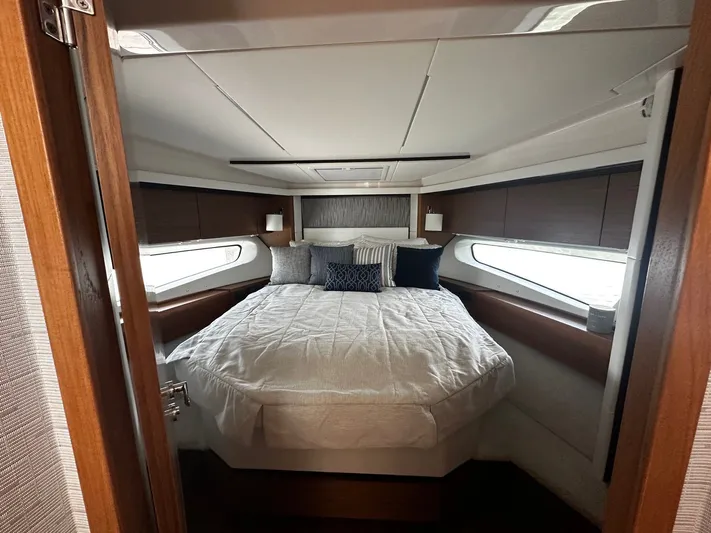  Yacht Photos Pics 2022 TIARA YACHTS 49 COUPE - Image 41