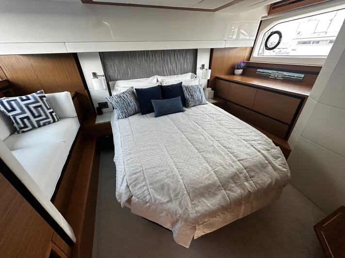  Yacht Photos Pics 2022 TIARA YACHTS 49 COUPE - Image 29