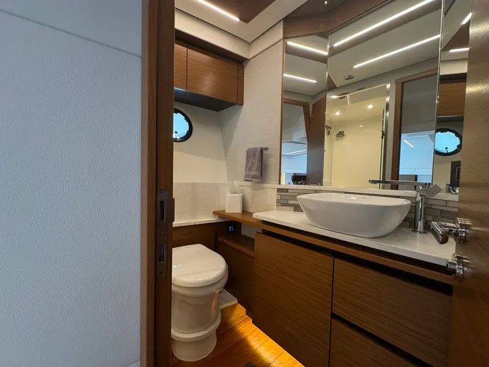  Yacht Photos Pics 2022 TIARA YACHTS 49 COUPE - Image 38