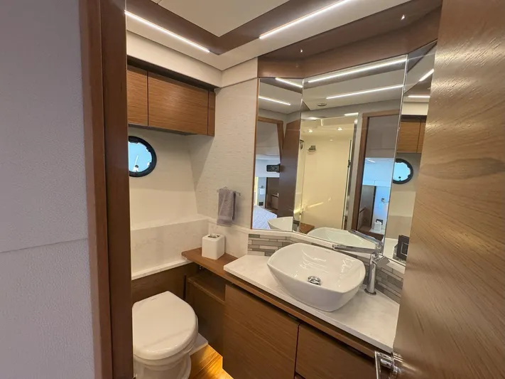  Yacht Photos Pics 2022 TIARA YACHTS 49 COUPE - Image 39