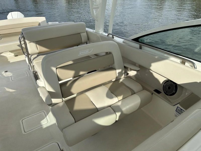 2021 Boston Whaler 320 Vantage