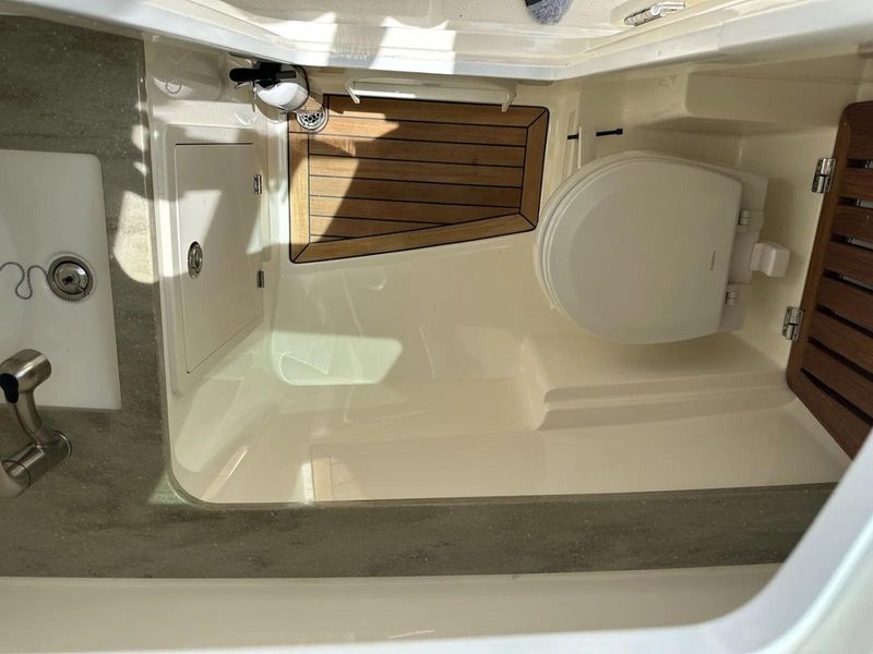 2021 Boston Whaler 320 Vantage