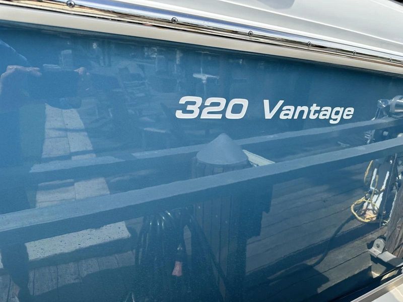 2021 Boston Whaler 320 Vantage