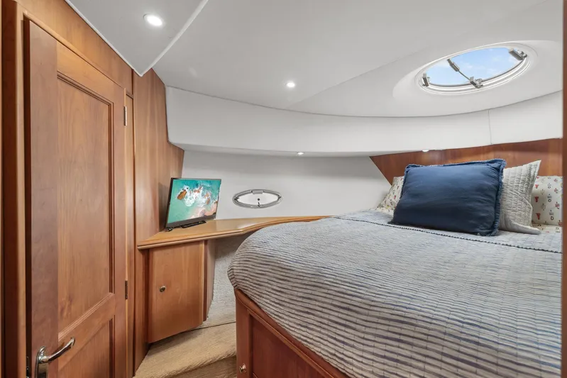 Sunset Chaser Yacht Photos Pics Luxurious bedroom in 2002 Silverton 43 Motor Yacht with cozy bedding and TV.