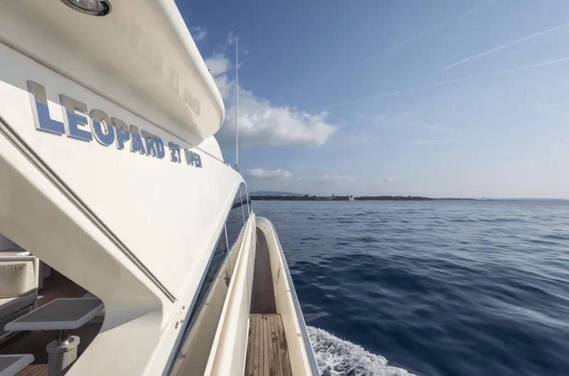  Yacht Photos Pics Luxury Leopard 27 yacht cruising on open sea, clear sky, 1999 model.