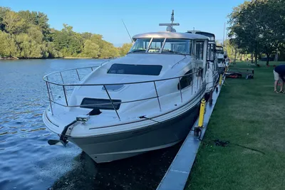 Sea Ray 390 Motor Yacht