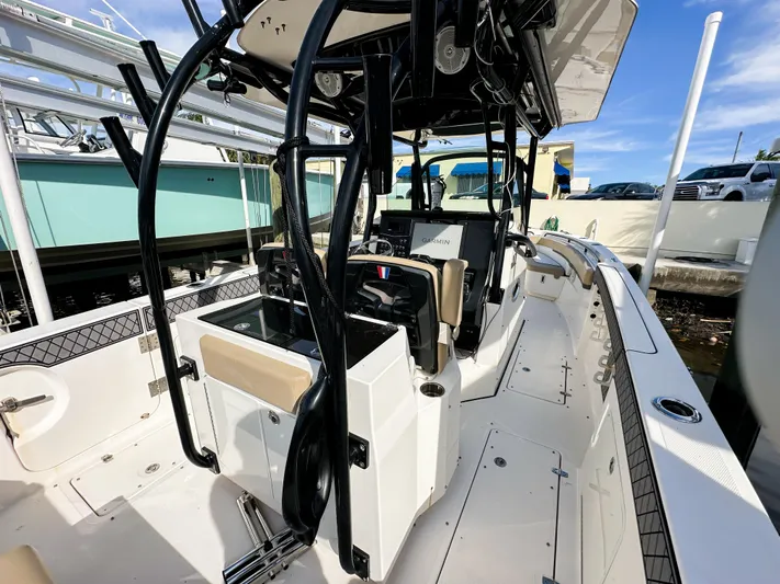  Yacht Photos Pics 2017 Wellcraft 302 Fisherman boat interior with modern console and seating.