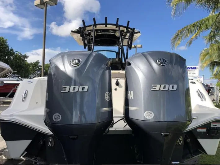  Yacht Photos Pics 2018 Wellcraft 302 Fisherman with twin Yamaha 300 engines, rear view.